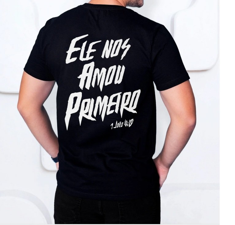 Foto de Camiseta preta ele nos amou primeiro
